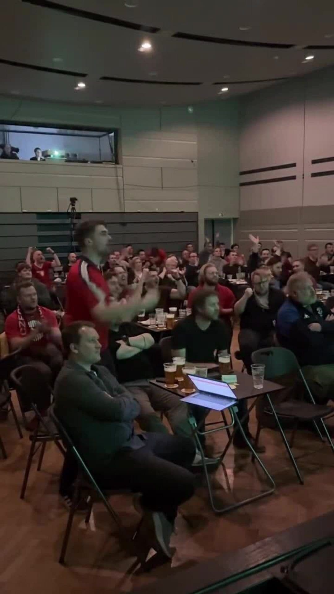 Fotbalistům se mohutně fandí i na Lize na pivu