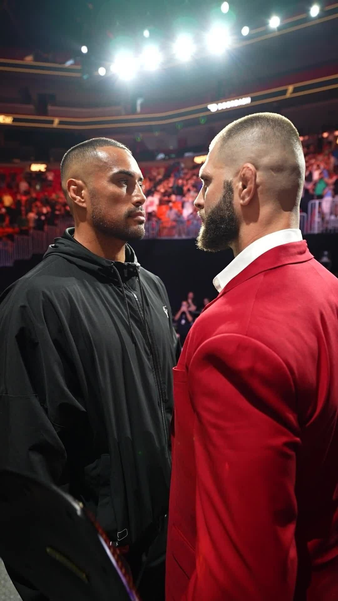 Přísný staredown Procházky s Carlosem Ulbergem
