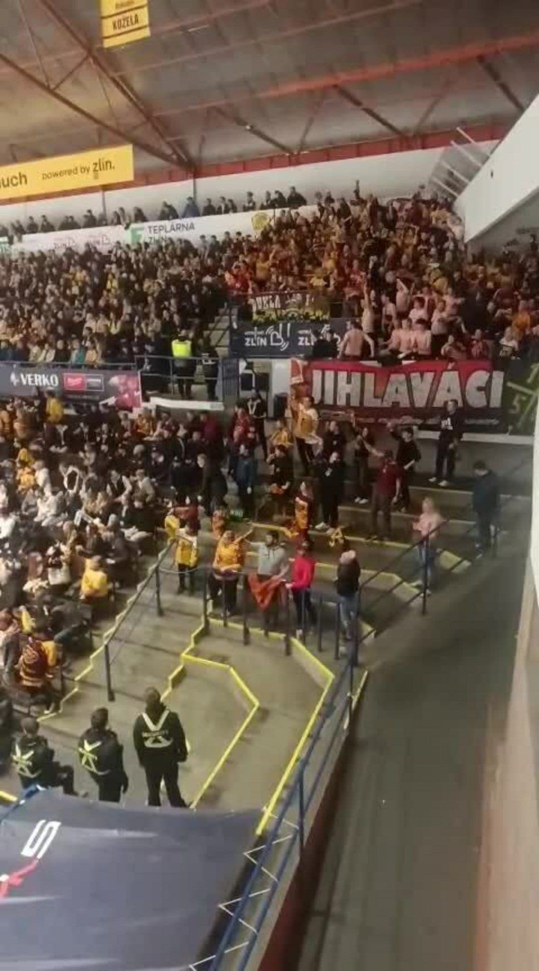 Radost jihlavských fanoušků po gólu ve Zlíně