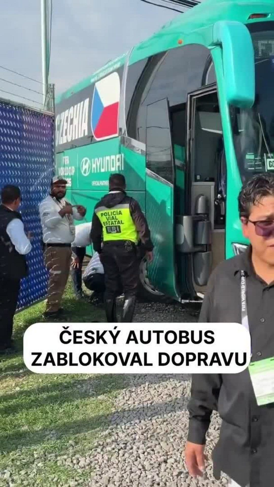 Autobus s českými fotbalisty zablokoval dopravu