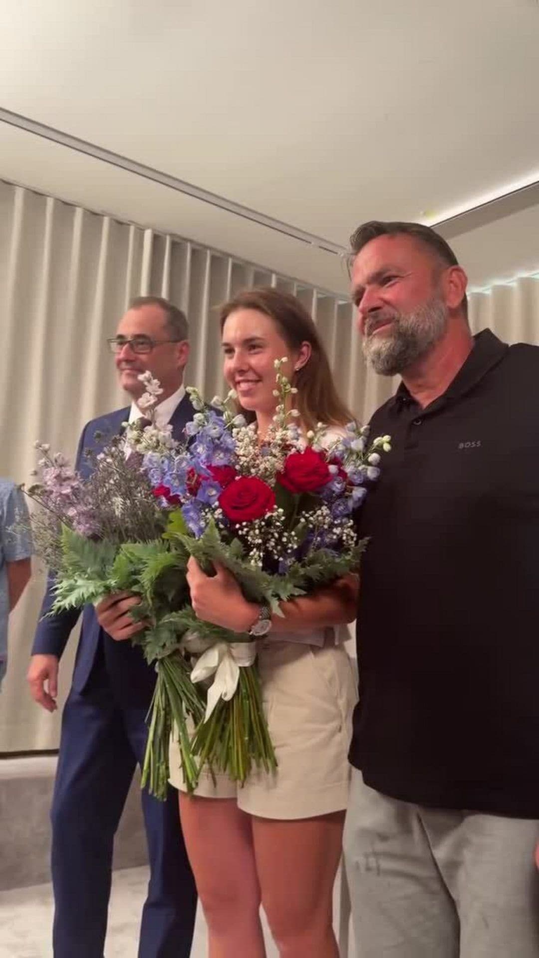Linda Nosková už je v Praze i s trofejí pro vítězku Wimbledonu!