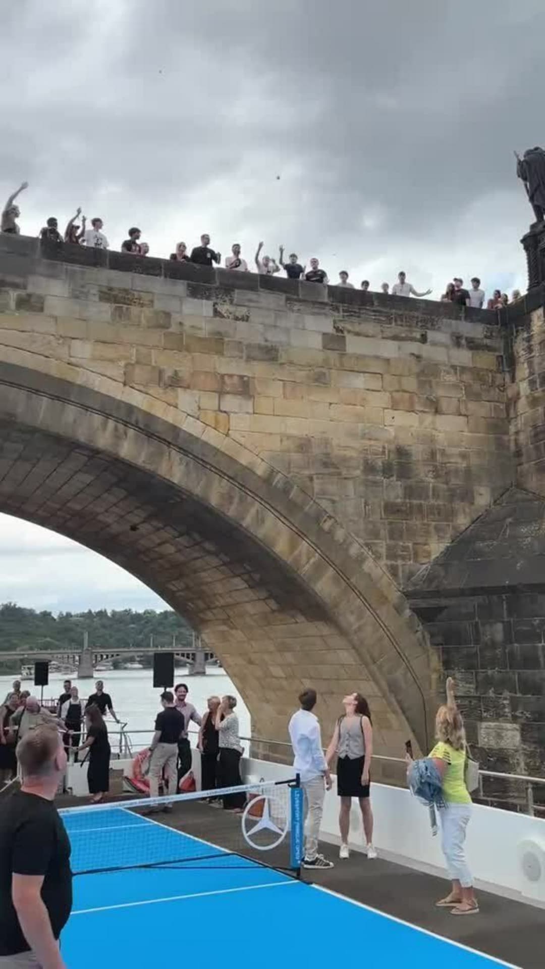 Marie Bouzková odpaluje míčky turistům na Karlův most
